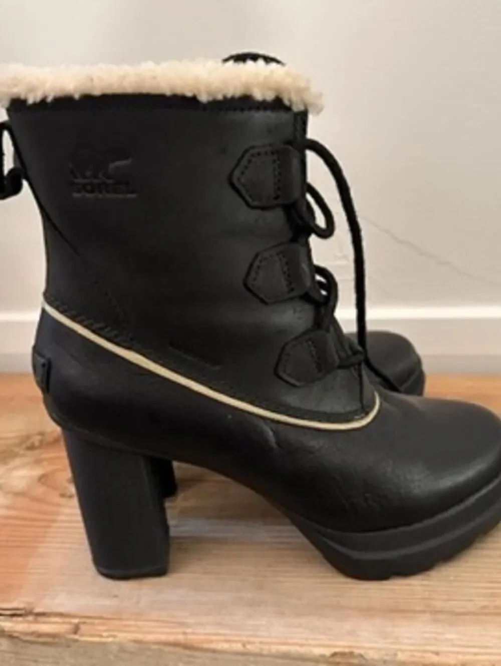 Sorel Dacie Lace‎ Size 8 Black Leather Waterproof Shearling Boots